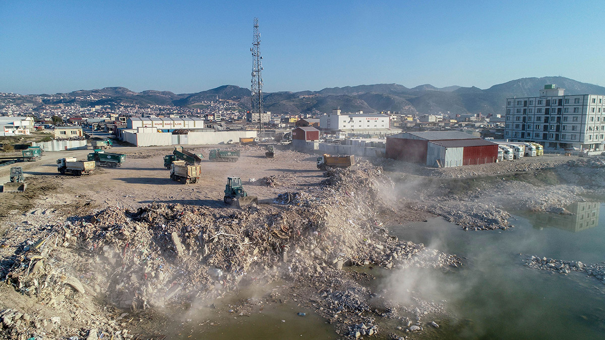 Enkazdan çıkan molozlar, boş alana dökülüyor
