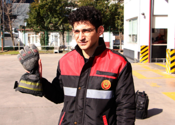 Enkazdan çıkardığı Reyyan elini bırakmadı
