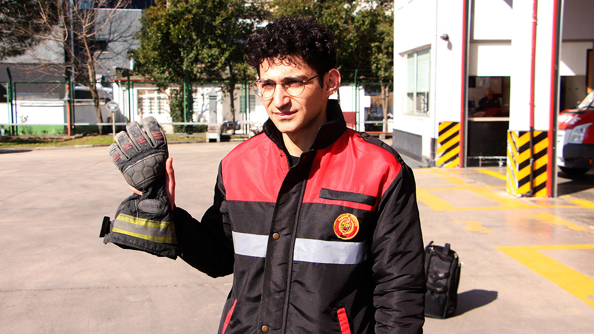 Enkazdan çıkardığı Reyyan elini bırakmadı