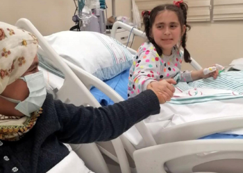 Enkazdan kurtarılan anne- kız günler sonra buluştu