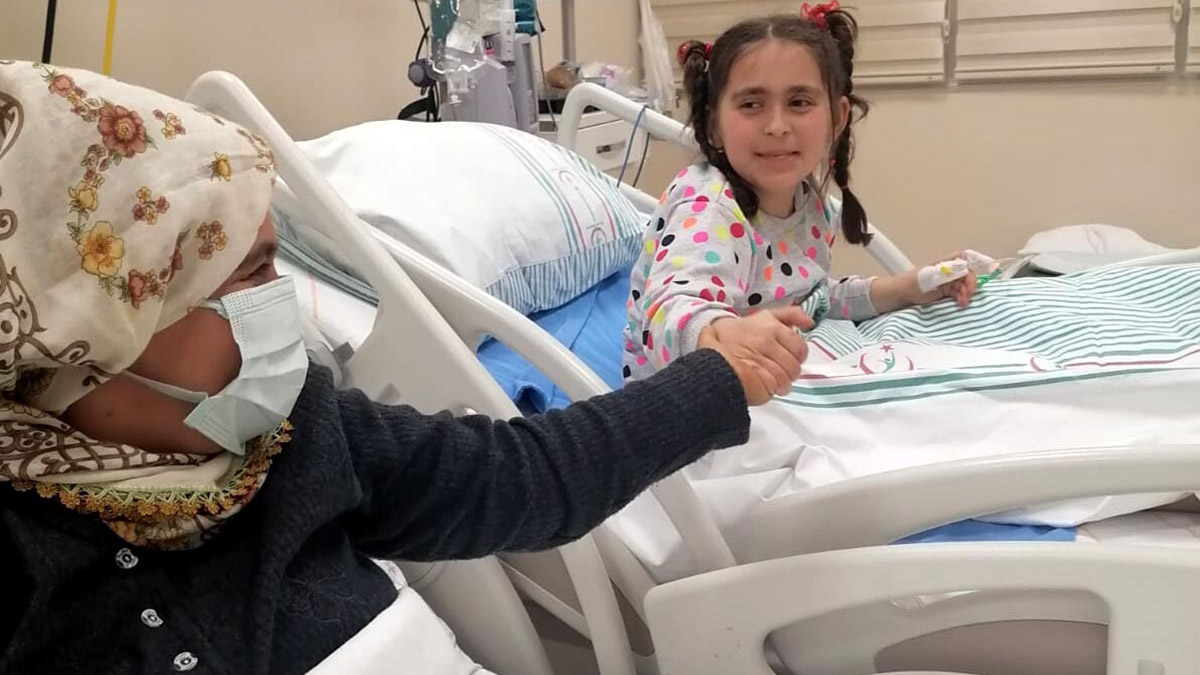 Enkazdan kurtarılan anne- kız günler sonra buluştu