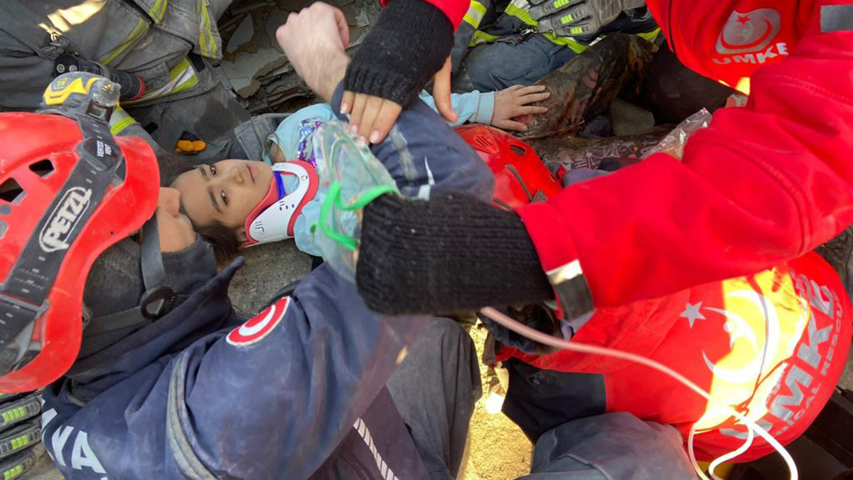 Enkazdan kurtarılırken sevdiği şarkıyı açtırdı 