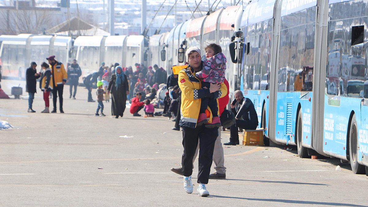 Enkazdan kurtulan paramedik yardıma koştu