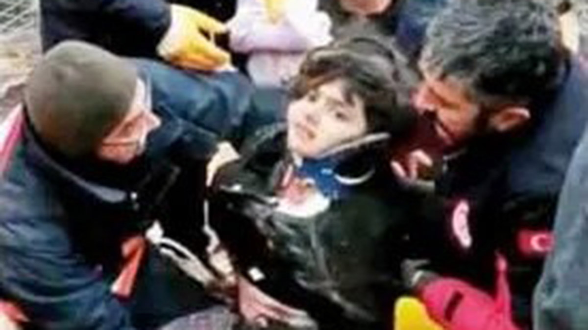 Enkazdan sağ çıkan Eylül İklim'e ailesi siper olmuş