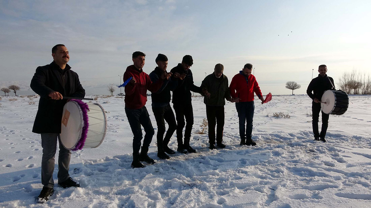 Erciş'e kar yağdı, esnaf halay çekti