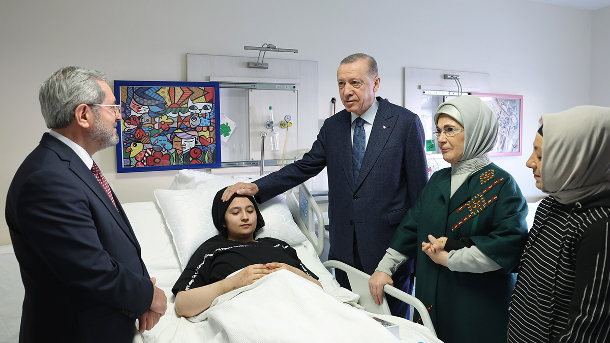 Erdoğan, aleyna ölmez'i hastanede ziyaret etti
