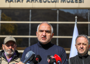 Ersoy, Antakya'da hasar alan tarihi yapıları inceledi