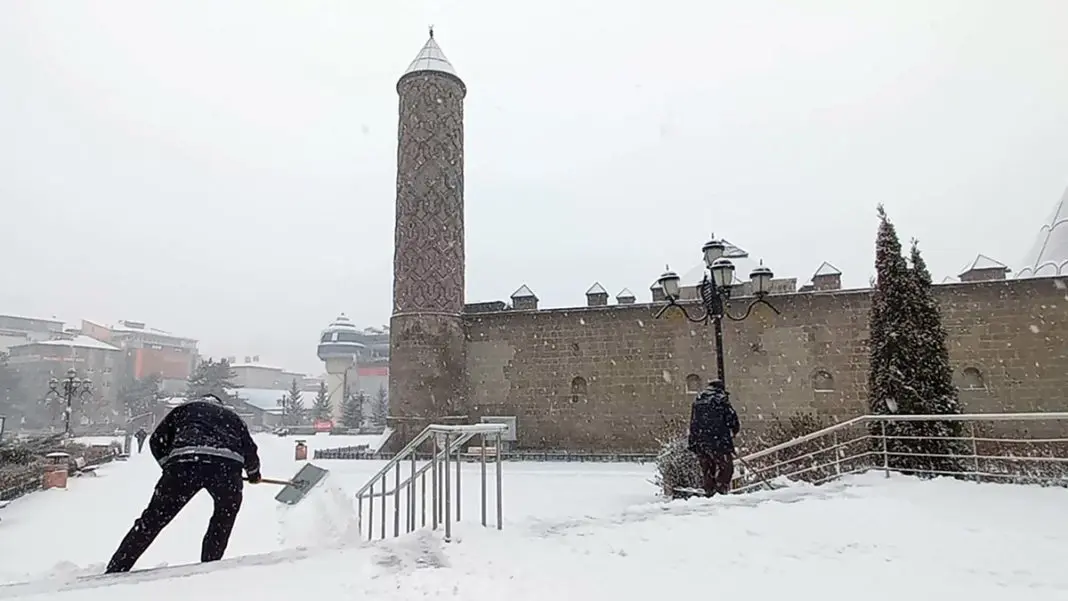 Erzurum ve Erzincan'da kar yağışı etkili oldu