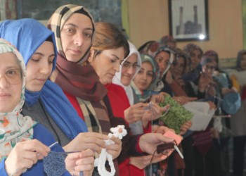 Erzurumlu kadınlardan depremzedelere 'örgü timi'
