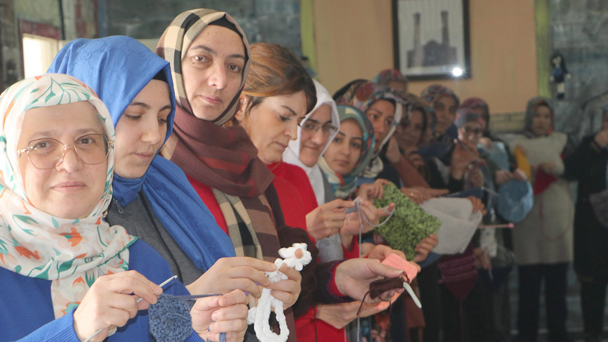 Erzurumlu kadınlardan depremzedelere 'örgü timi'