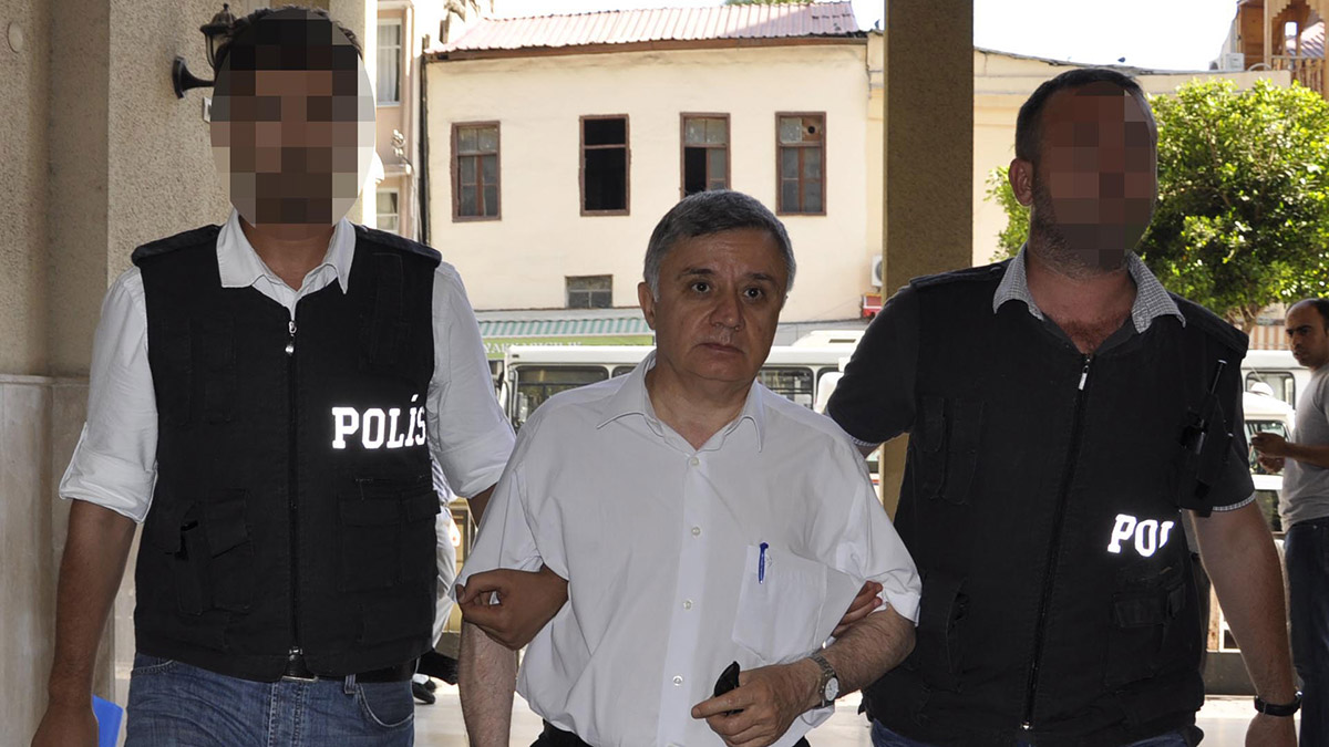 Eski rektör alper akınoğlu'na 2,5 yıl hapis cezası