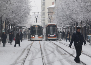 Eskişehir'de kent merkezine mevsimin ilk karı yağdı