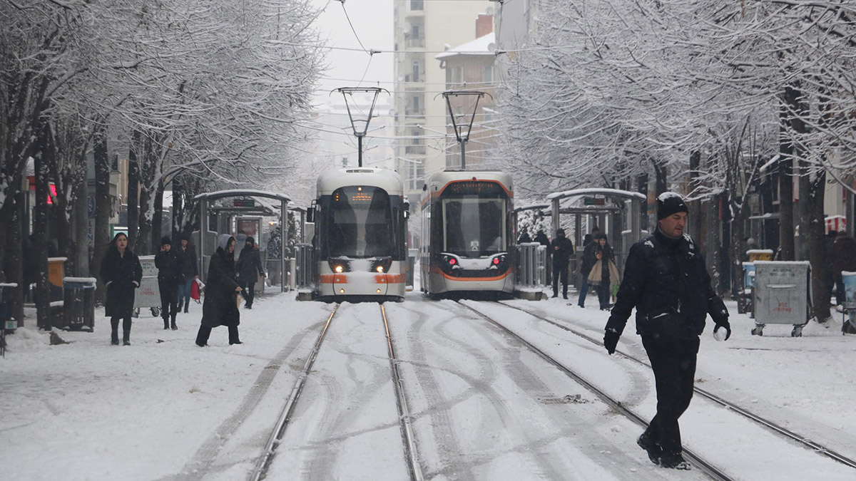 Eskişehir'de kent merkezine mevsimin ilk karı yağdı