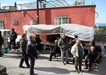 Evini 40'a yakın akrabasına açtı
