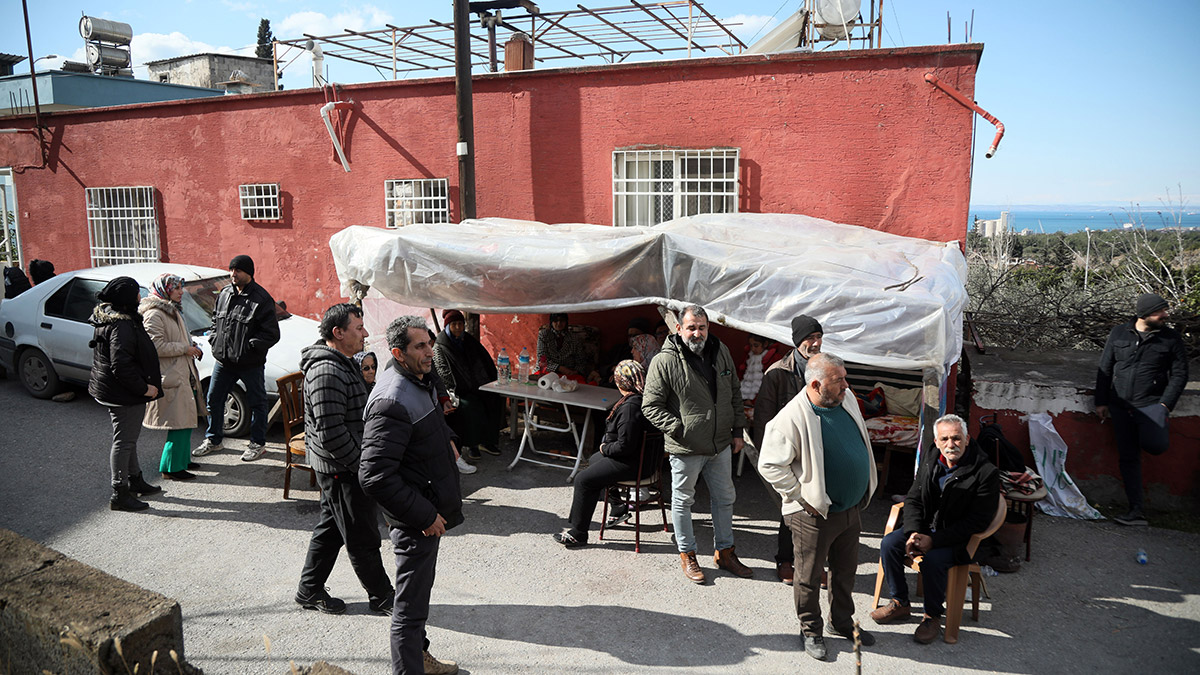 Evini 40'a yakın akrabasına açtı