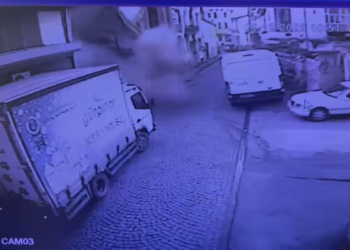 Fatih'te 3 katlı metruk bina çöktü