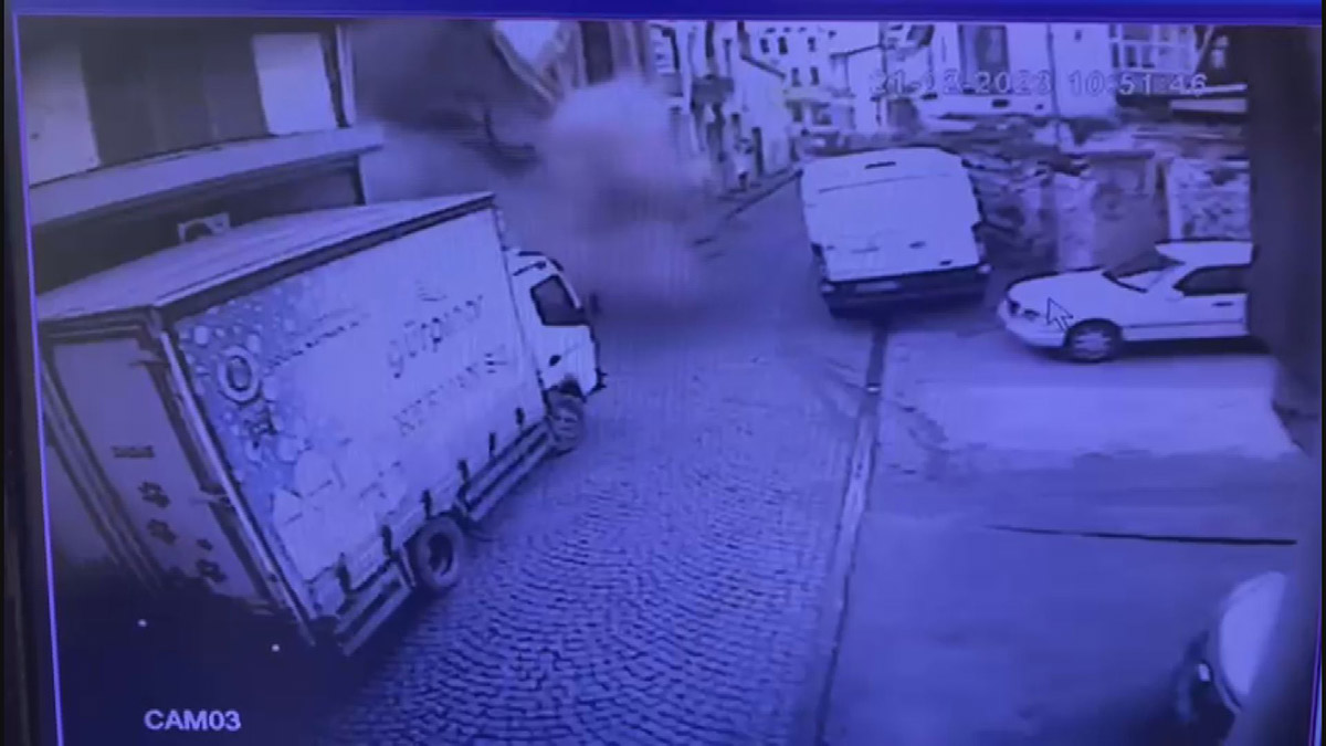 Fatih'te 3 katlı metruk bina çöktü