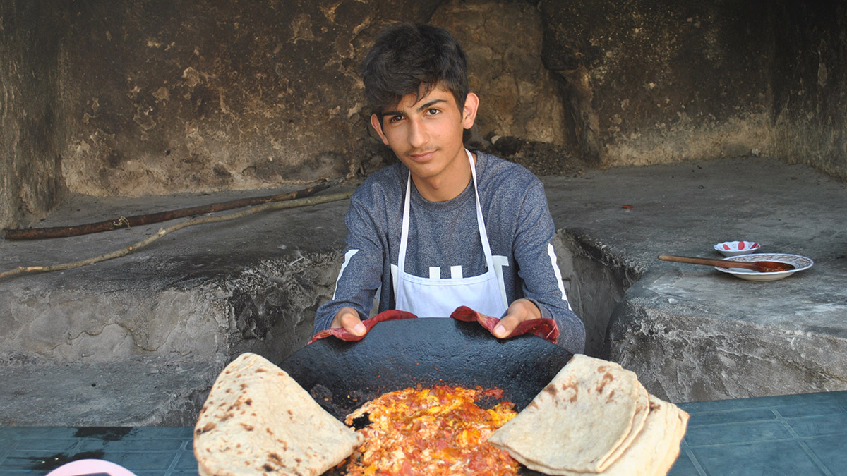 Fenomen Taha Duymaz ve ailesi enkazda kalmış