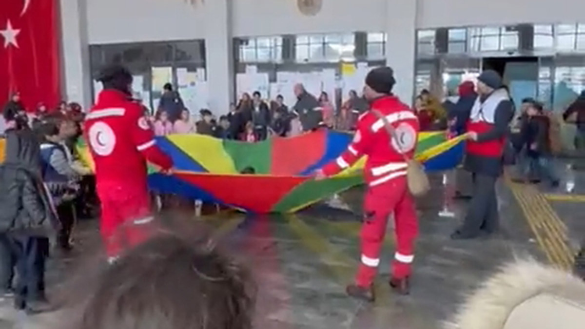 Filistinli ekiplerden depremzede çocuklara psikolojik destek