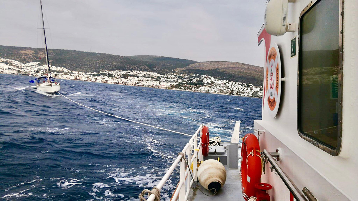 Fırtınada sürüklenen tekneyi KEGM ekipleri kurtardı