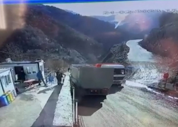 Freni boşalan kamyon devrildi
