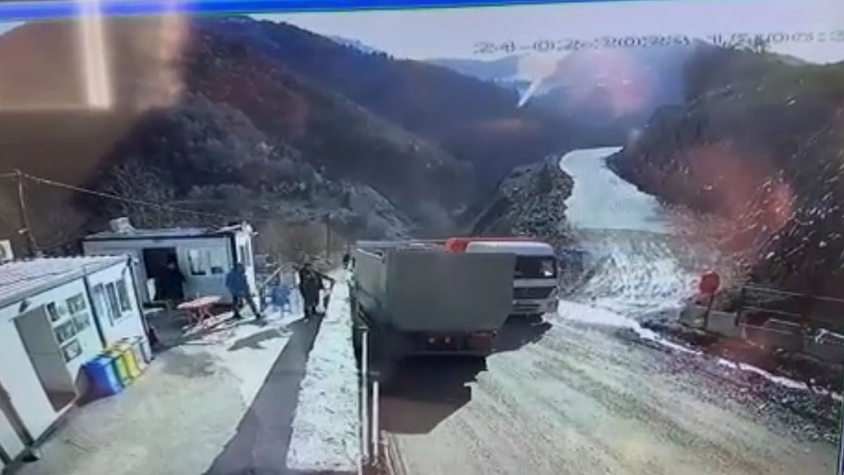 Freni boşalan kamyon devrildi