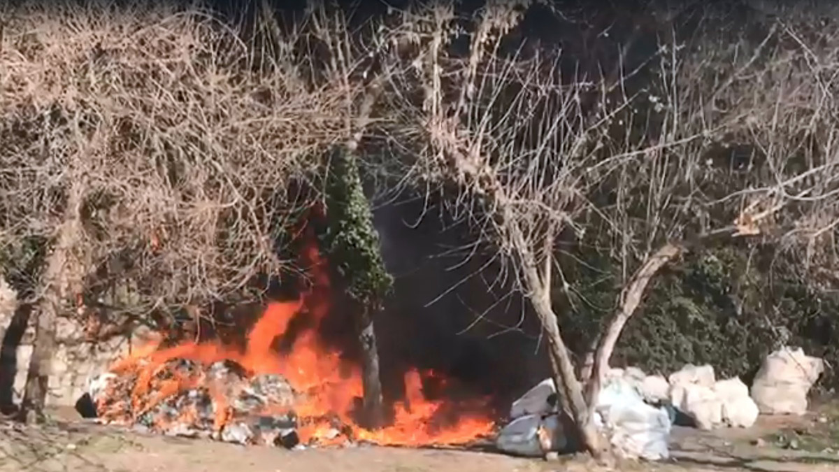 Geri dönüşüm için biriktirdiği kartonlar yandı