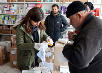 Gönüllü eczacılardam depremzedelere ücretsiz ilaç