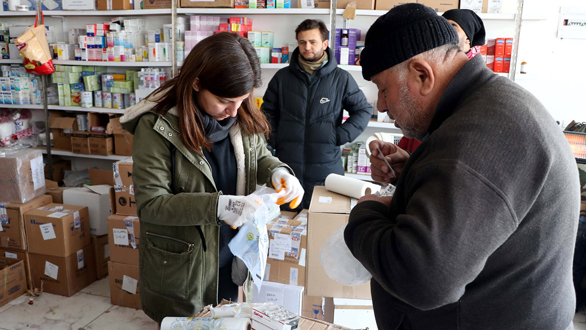 Gönüllü eczacılardam depremzedelere ücretsiz ilaç