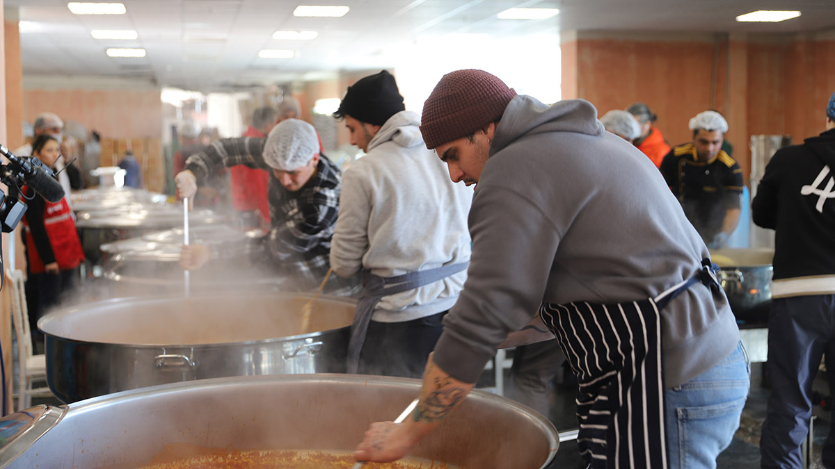 Gönüllü şefler depremzedeler için mutfağa girdi 