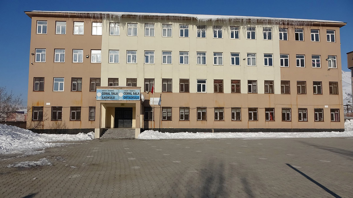 Hakkari'de 3 okula deprem riski nedeniyle tahliye