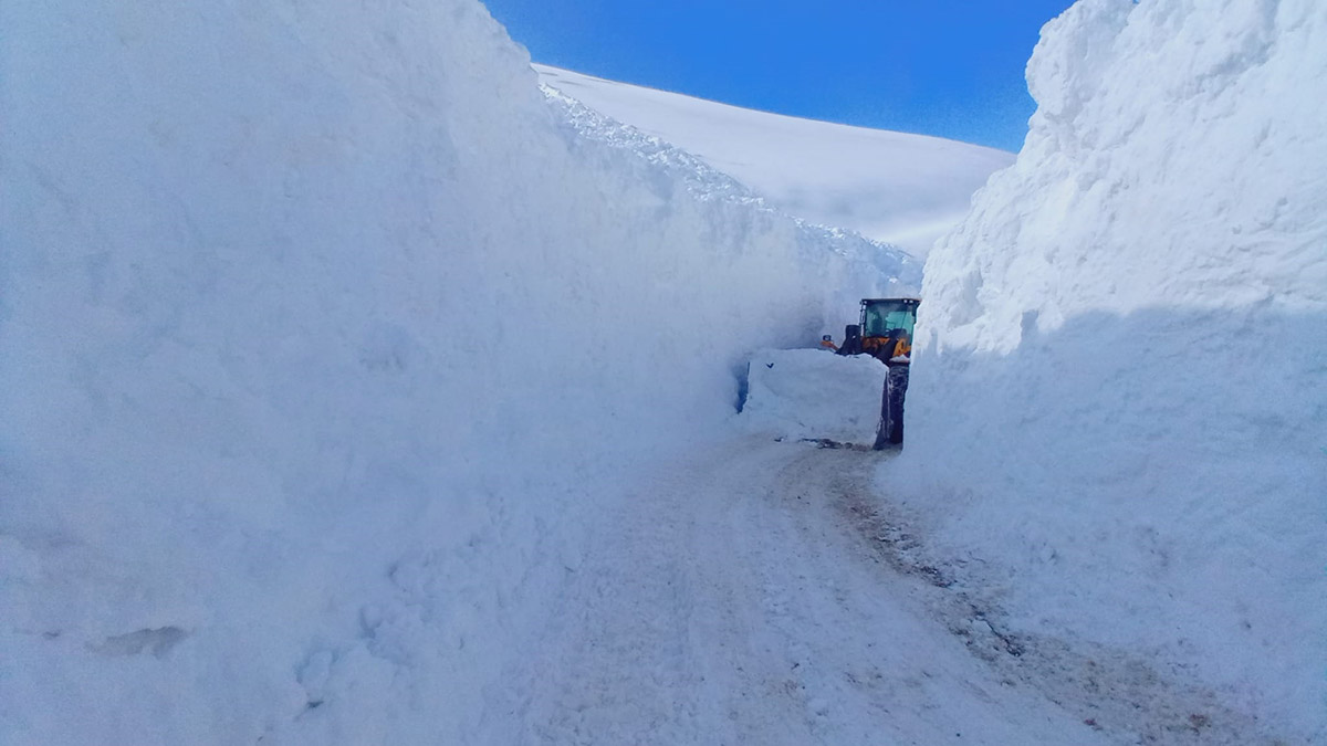 Hakkari'de askeri üs bölgesi yolu kardan kapandı
