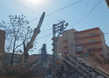 Hasar gören Zeynel Camisi'nin minaresi yıkıldı