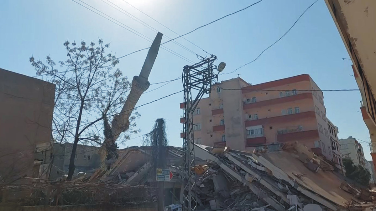 Hasar gören Zeynel Camisi'nin minaresi yıkıldı