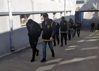 Hasarlı binalarda hırsızlık yapan 10 kişi tutuklandı