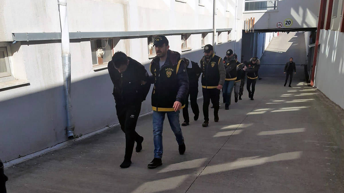 Hasarlı binalarda hırsızlık yapan 10 kişi tutuklandı