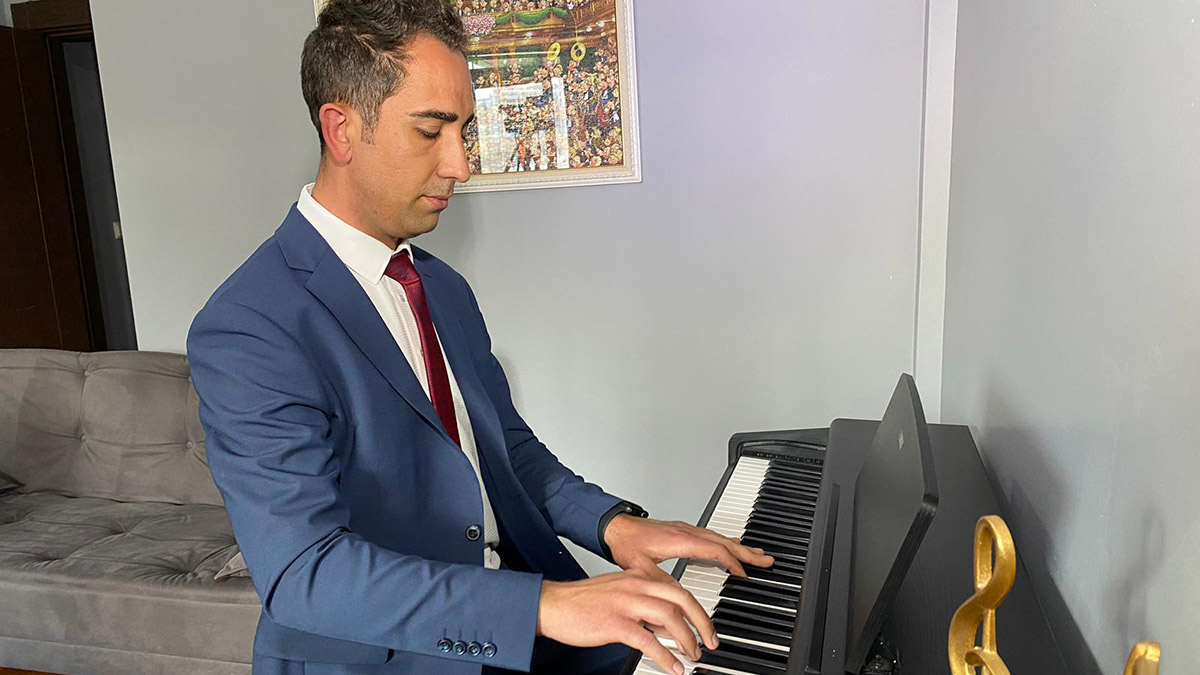 Hasarlı okulda piyano çalan öğretmen konuştu