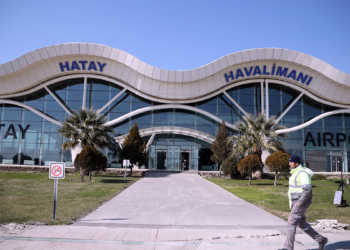 Hatay Havalimanı yolunda ve bahçesinde çökme