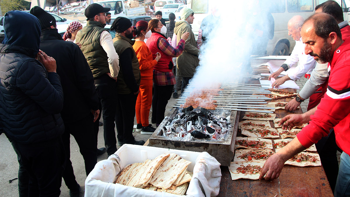 Hatay’da 2 bin depremzedeye kebap ikram edildi
