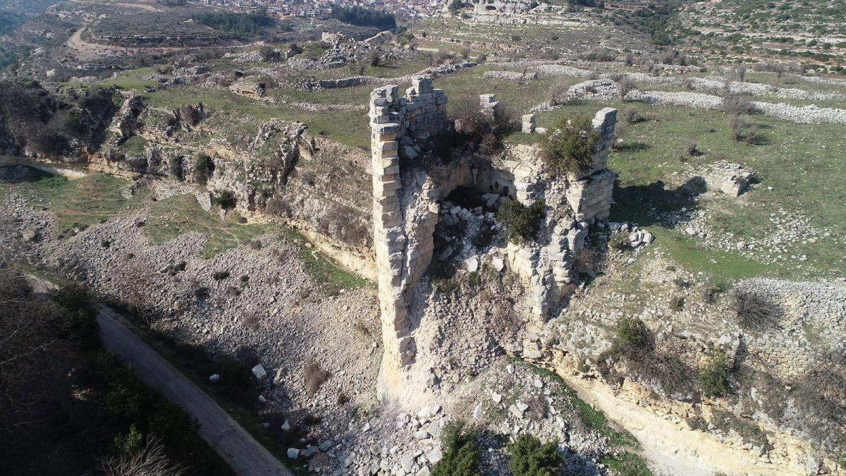 Hatay'daki Koz Kalesi de depremde hasar gördü