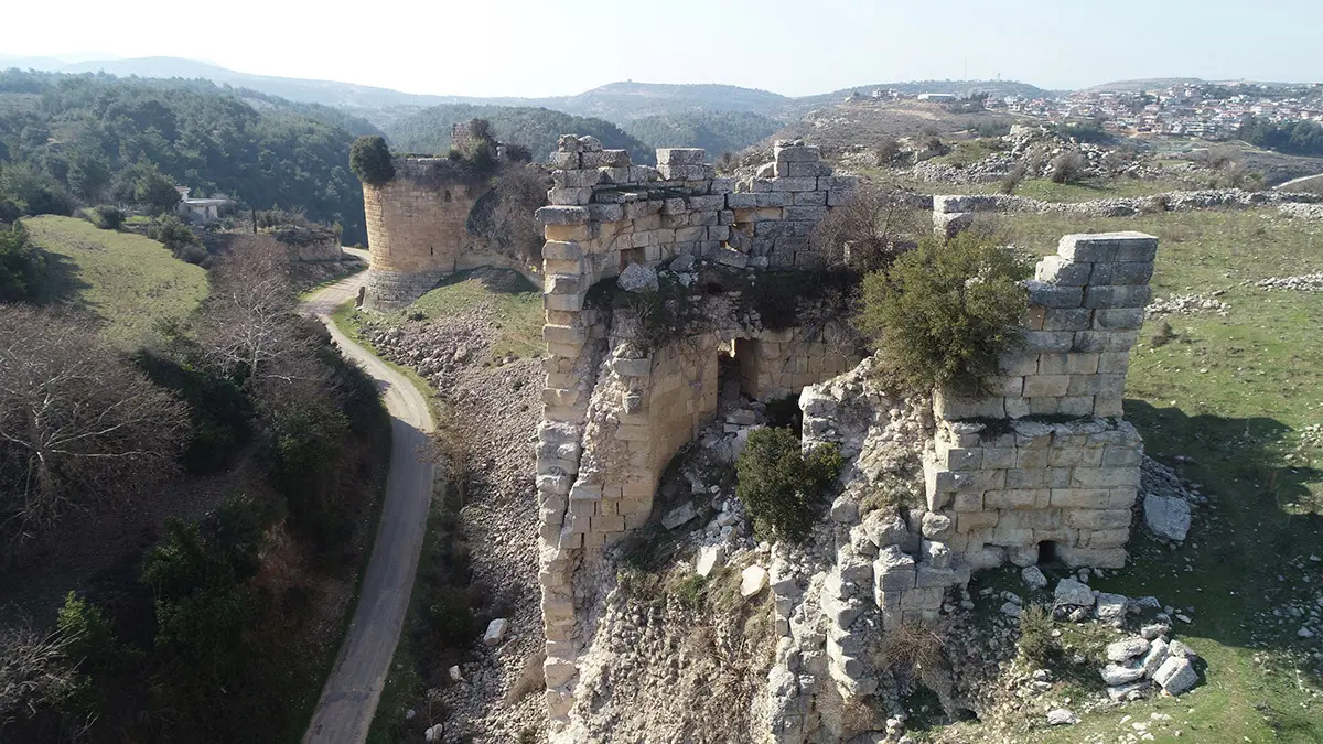 Hataydaki koz kalesi de depremde hasar gordue - yerel haberler - haberton