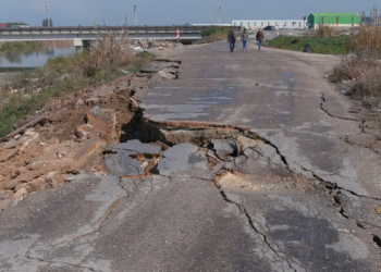 Hatay'daki depremde yollarda yarıklar oluştu