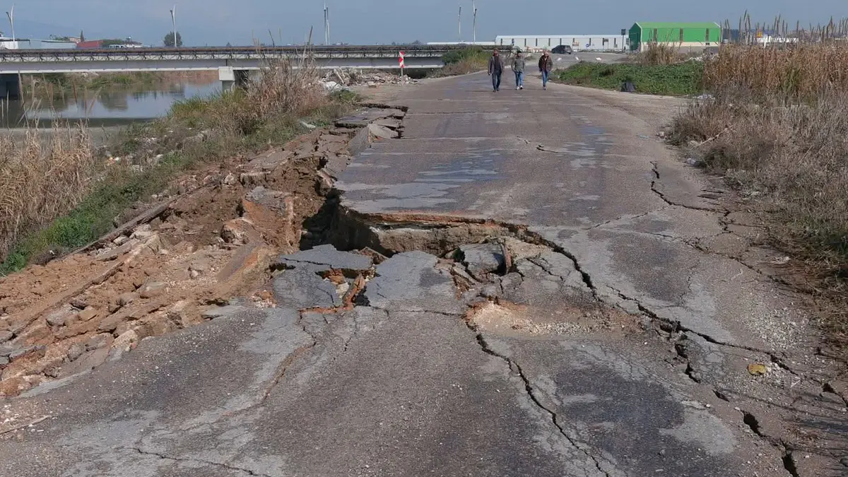 Hatay'daki depremde yollarda yarıklar oluştu