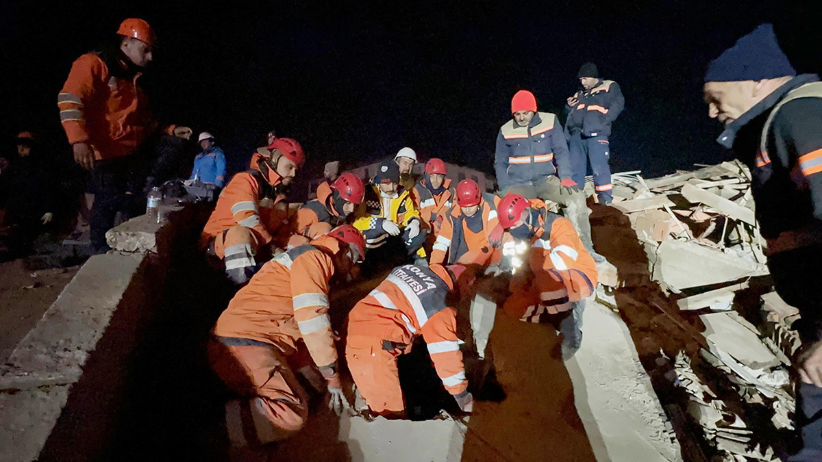 Hayat kurtaran itfaiyeciler: Enkazdakiler ilk su istiyor
