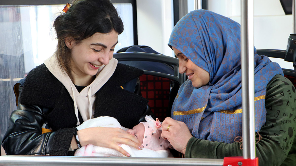 Hayatlarını kurtaran hemşirenin adını bebeğine verdi