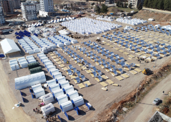 İçinde okulun da yer alacağı çadırkent kuruluyor