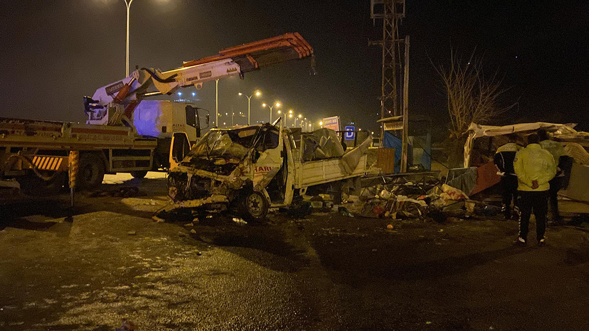 İki kamyonet askeri araca çarptı; 2 ölü, 4 yaralı