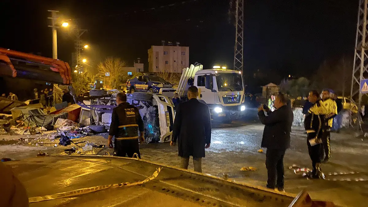 Iki kamyonet askeri araca carpti 2 olu 4 yaralia - yaşam - haberton