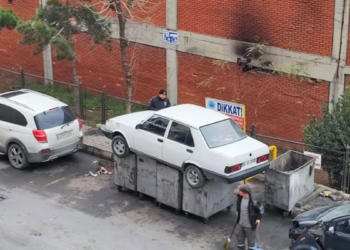 İş yerinin önünü kapatan otomobili çöpe attılar