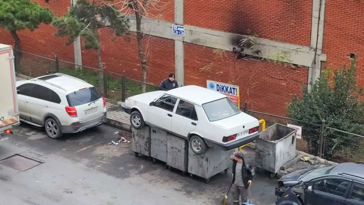 İş yerinin önünü kapatan otomobili çöpe attılar